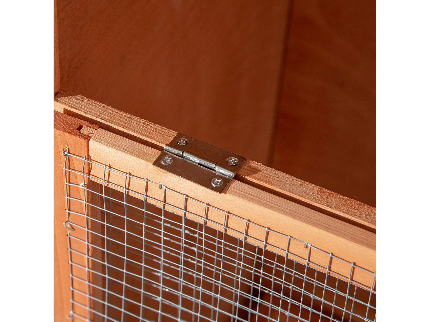 Gabbia per uccelli da esterno in legno con 3 aperture e 4 posatoi arancio