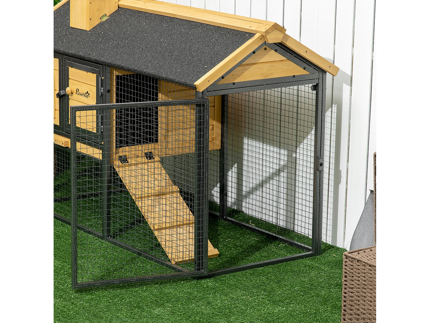 Conigliera da esterno a 2 livelli in legno di abete e acciaio con vassoio