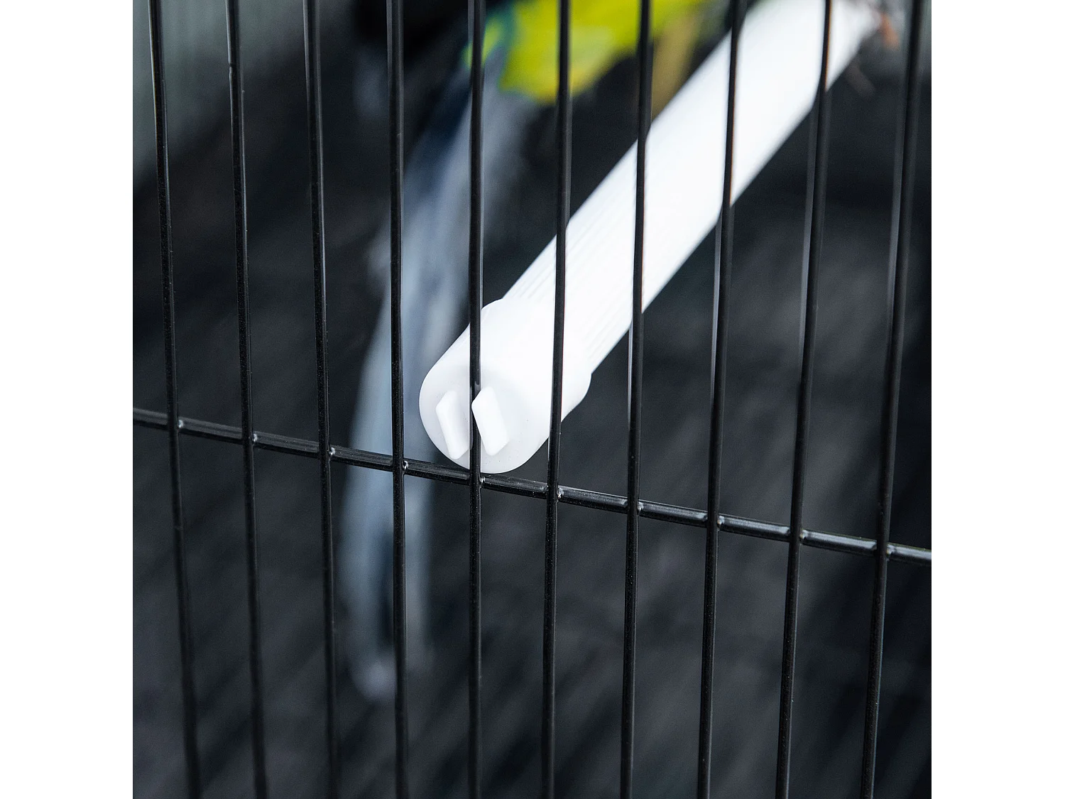 Gabbia per uccelli con 2 posatoi e 3 ingressi in metallo e plastica nero