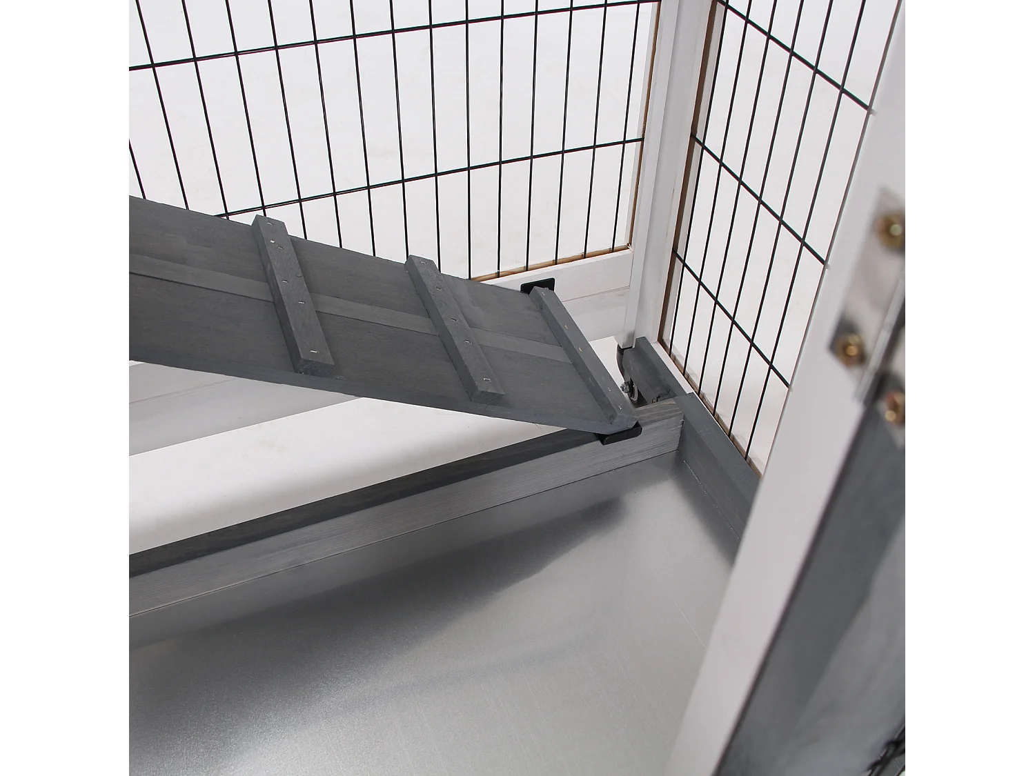 Gabbia per conigli in legno con ruote, vassoi estraibili e casetta grigio