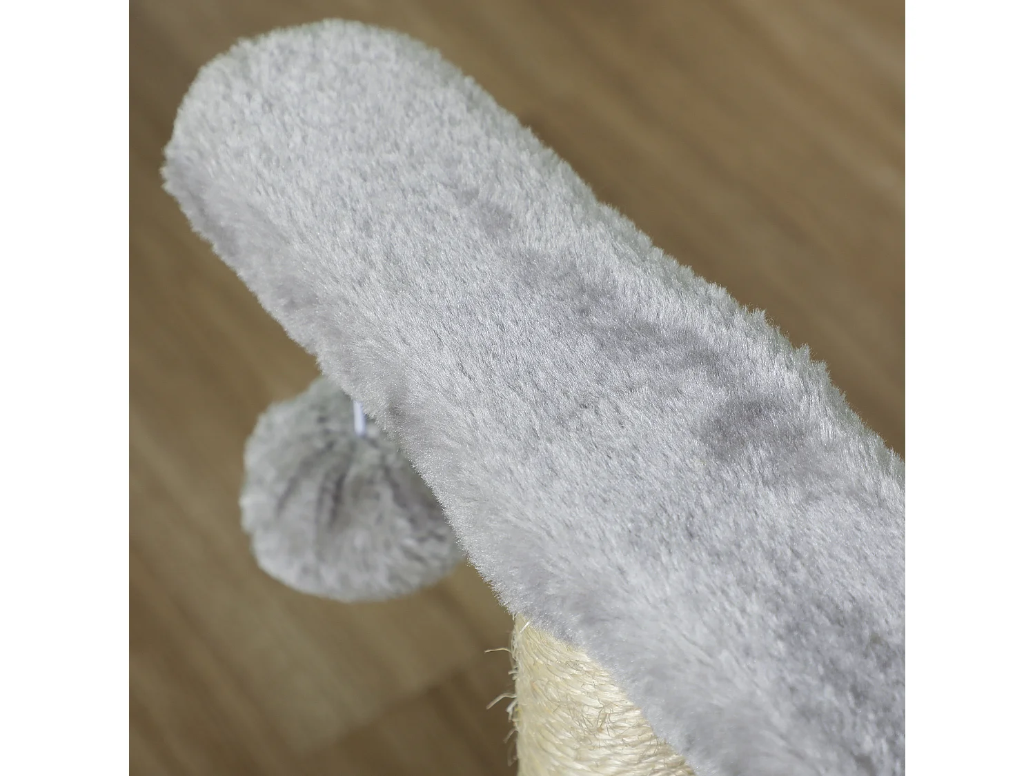 Tiragraffi per gatti in peluche con palo sisal, cuccia e 2 palline grigio