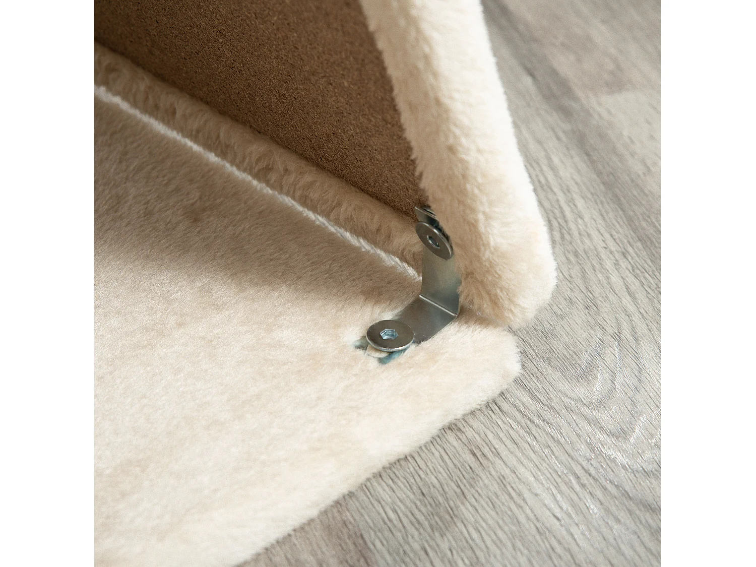 Albero tiragraffi per gatti con cuccia a u, lettino e tappetino marrone