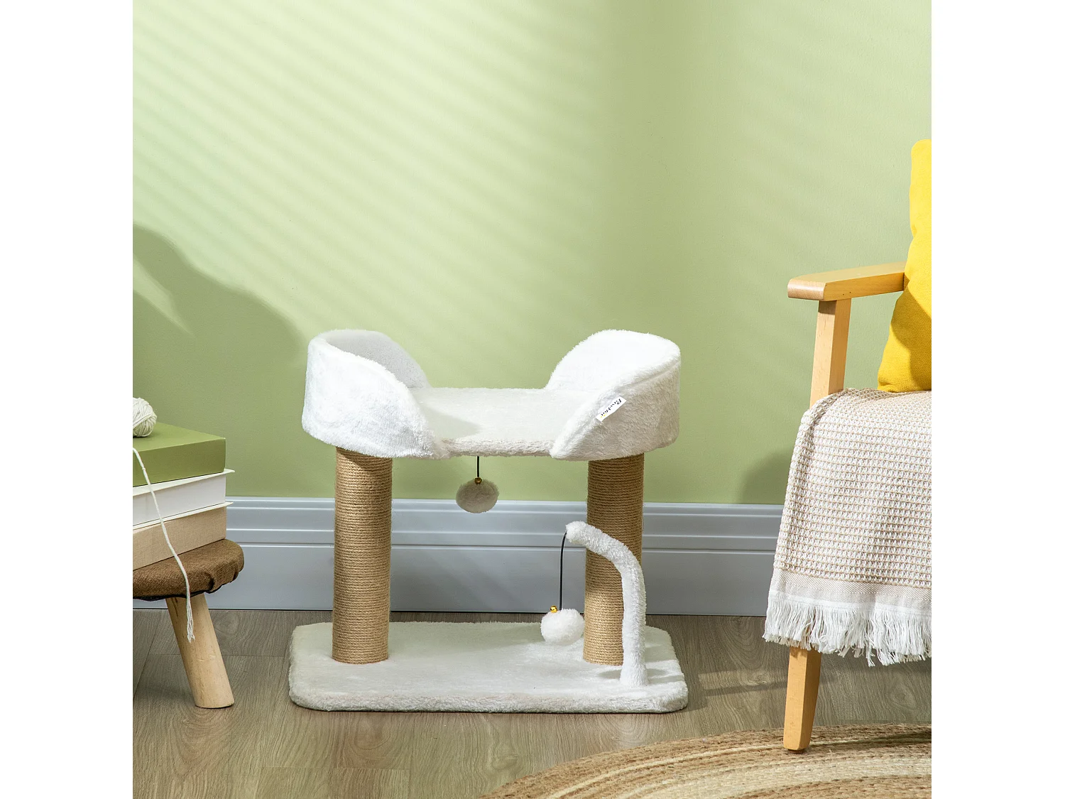 Torre per gatti in truciolato con palline giocattolo giallo e bianco