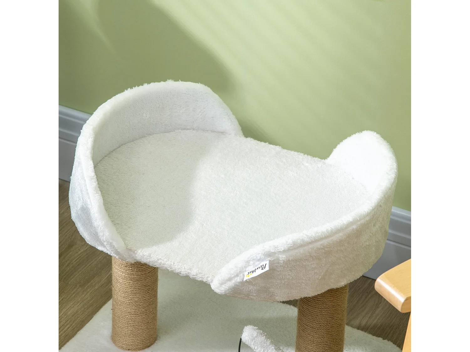 Torre per gatti in truciolato con palline giocattolo giallo e bianco