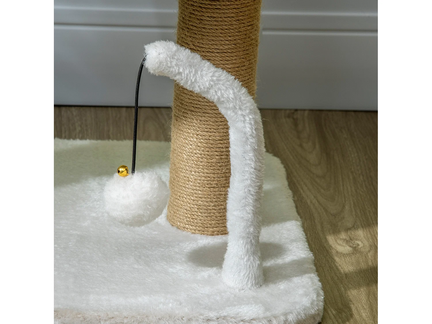 Torre per gatti in truciolato con palline giocattolo giallo e bianco