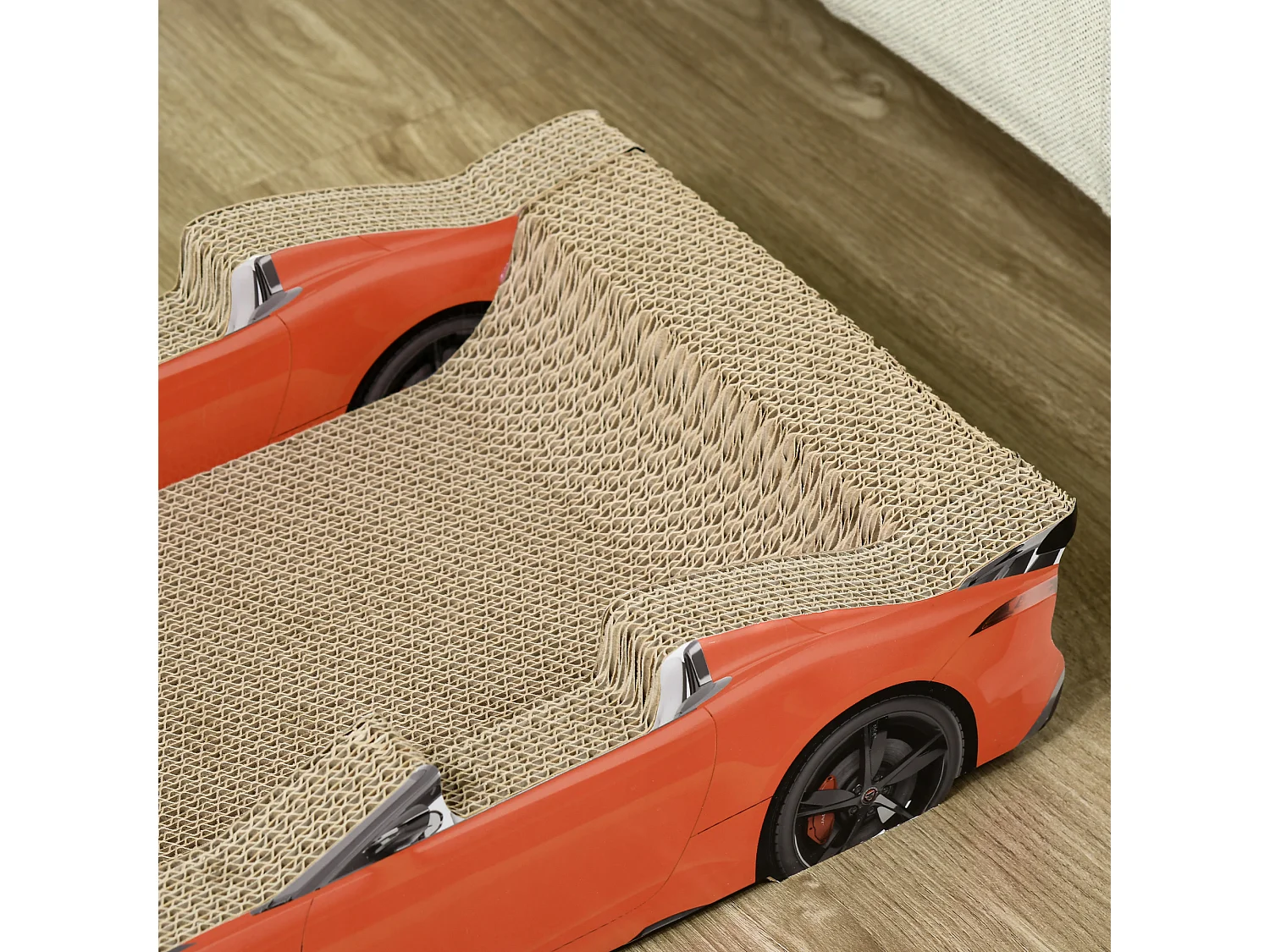 Cuccia per gatti tiragraffi a forma di auto in cartone ondulato rosso