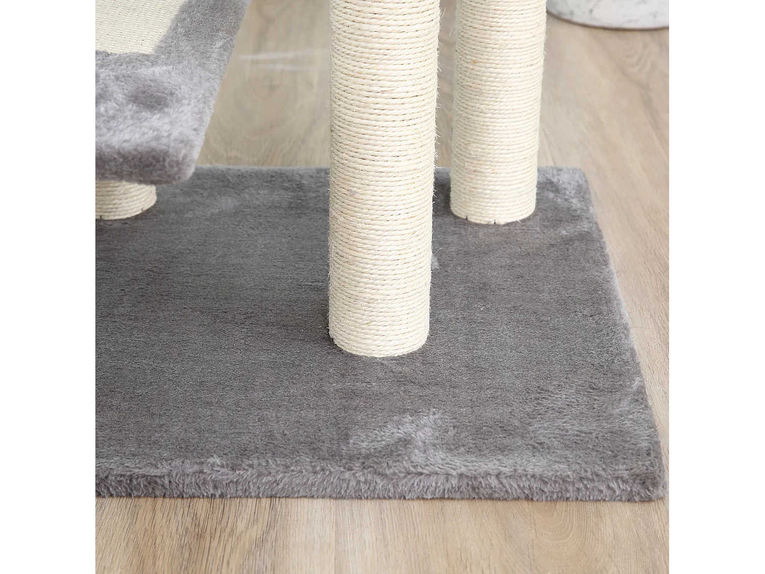 Tiragraffi per gatti con lettino pali sisal e rivestimento peluche grigio