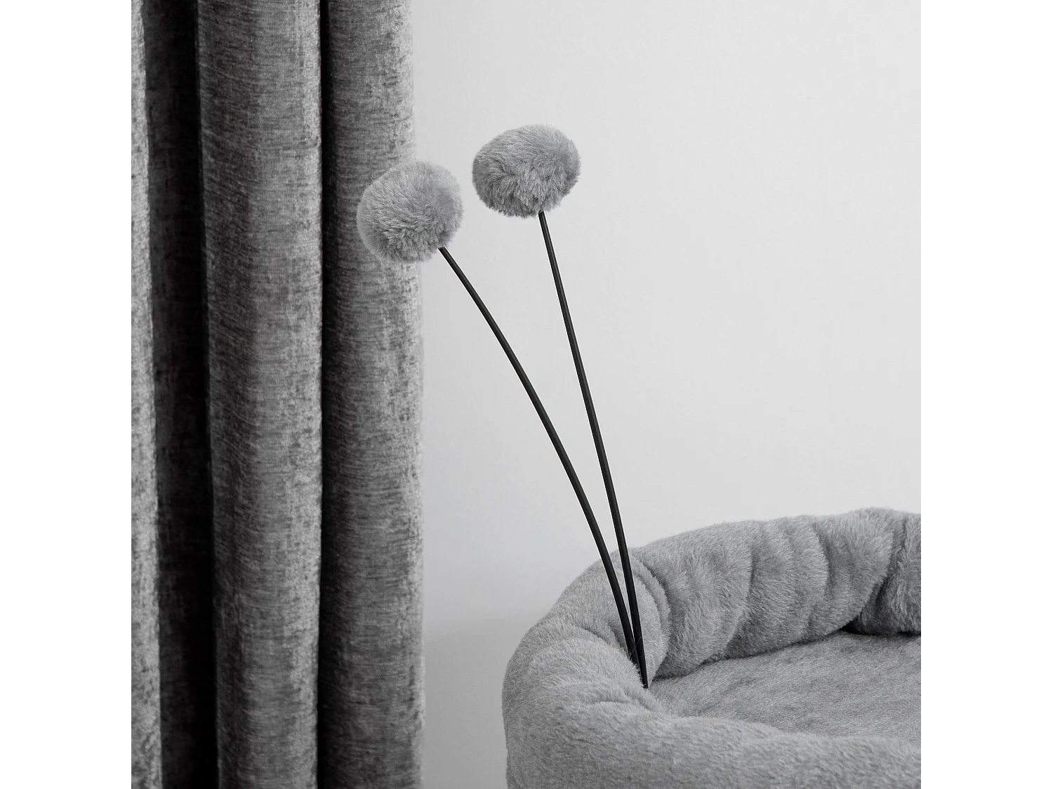 Albero tiragraffi per gatti con casetta e lettino pali in sisal e palline