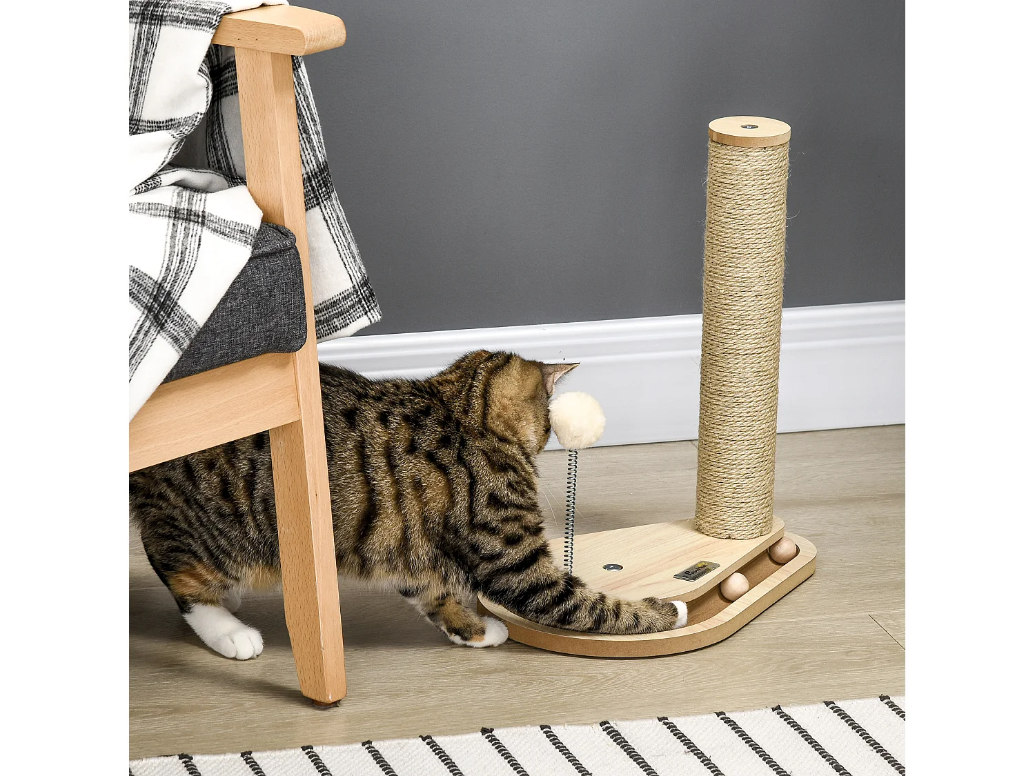 Tiragraffi per gatti in truciolato e iuta con palline da gioco incluse