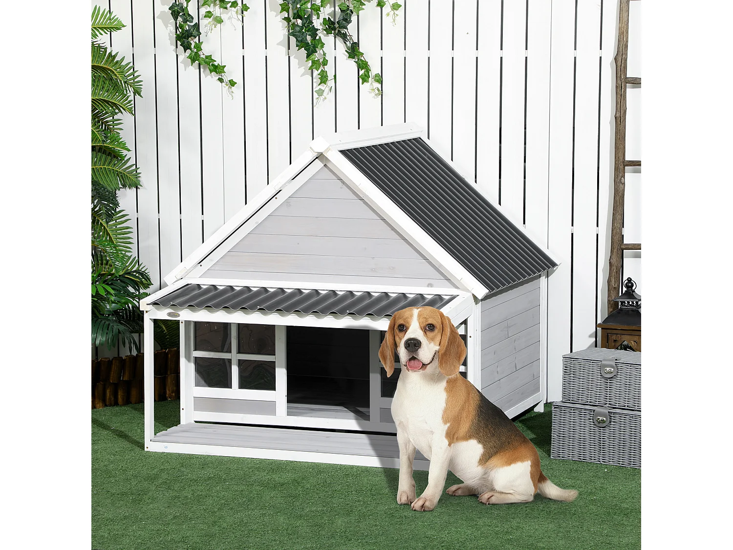 Cuccia per cani da esterno in legno e plastica con portico e finestre