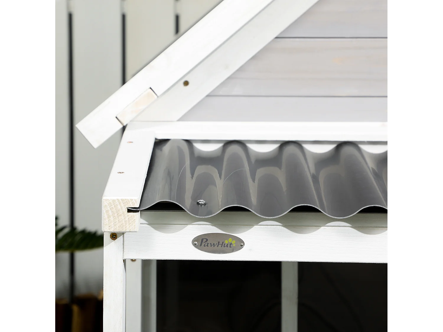 Cuccia per cani da esterno in legno e plastica con portico e finestre