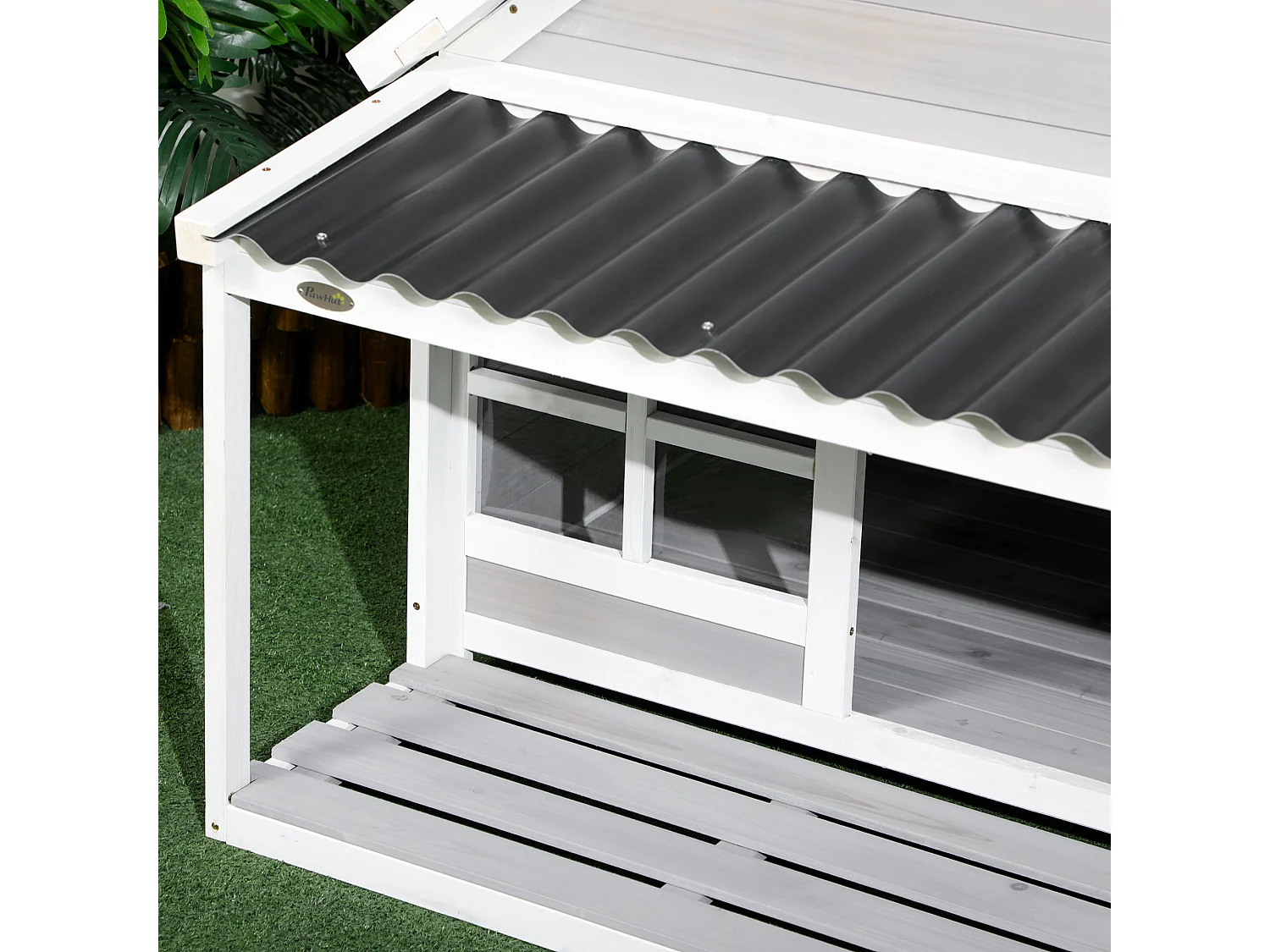 Cuccia per cani da esterno in legno e plastica con portico e finestre