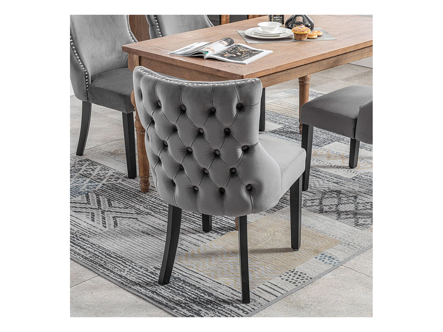 Lot de 4 chaises en velours gris avec pieds en bois gris, boutons décoratifs et rivets argentés