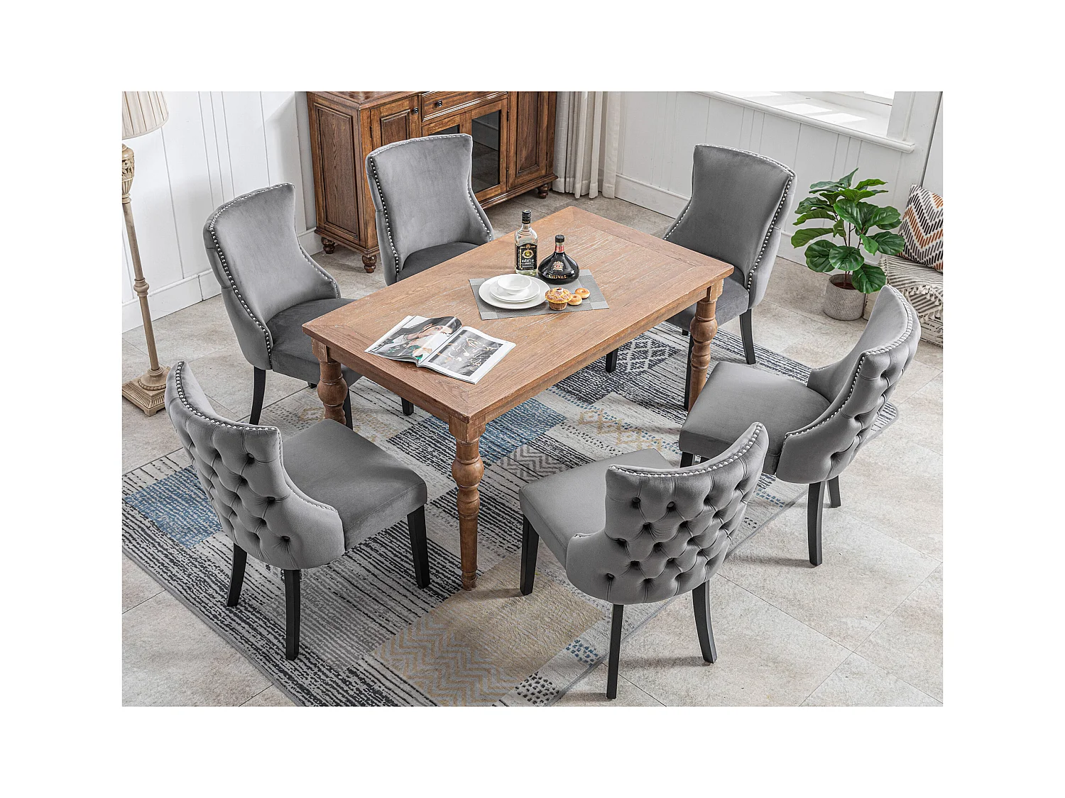 Set van 6 grijze fluwelen stoelen met grijze houten poten, decoratieve knopen en zilveren klinknagels