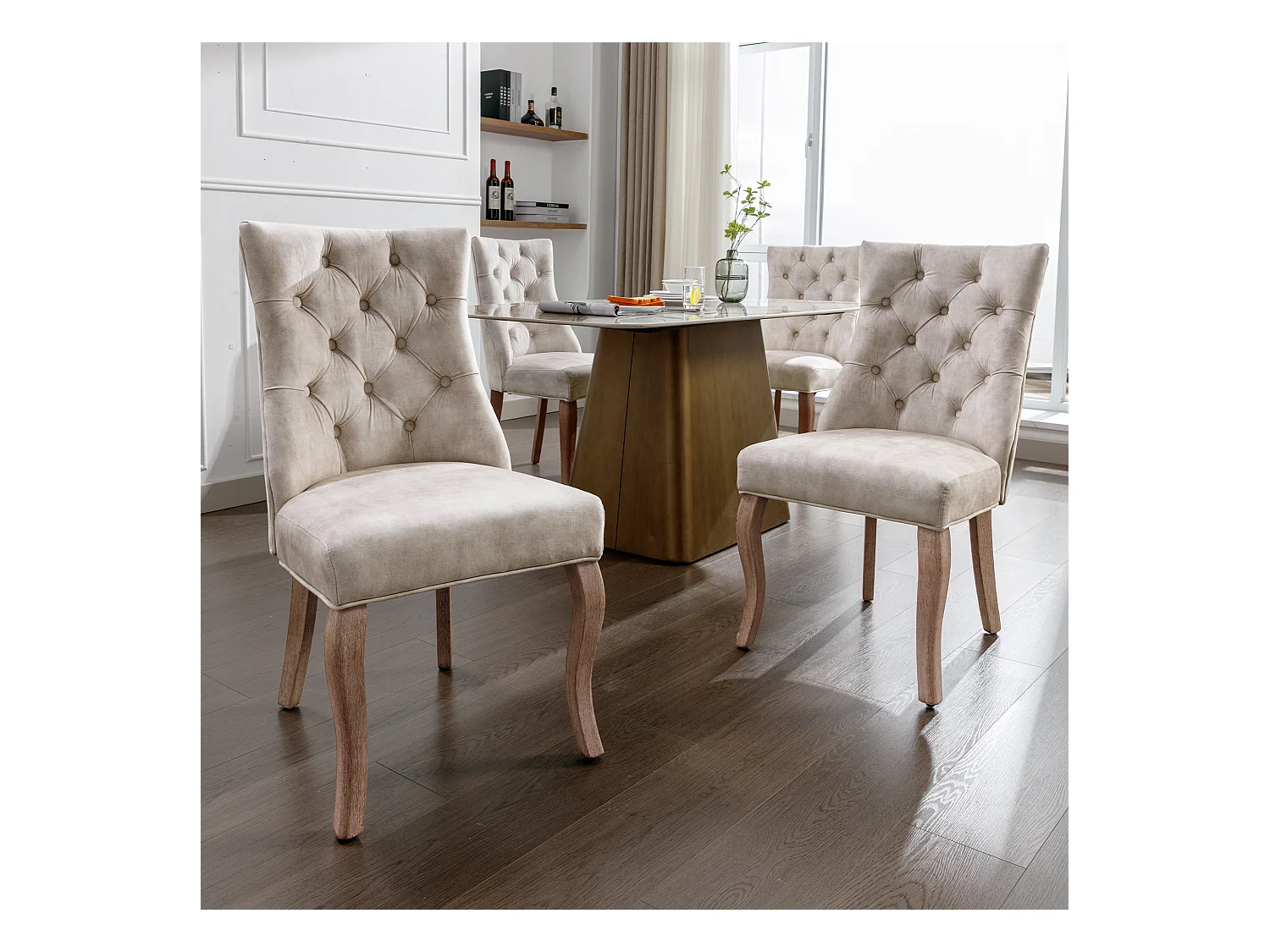 Set van 4 lichtbeige fluwelen stoelen met gebogen houten poten en decoratieve knopen