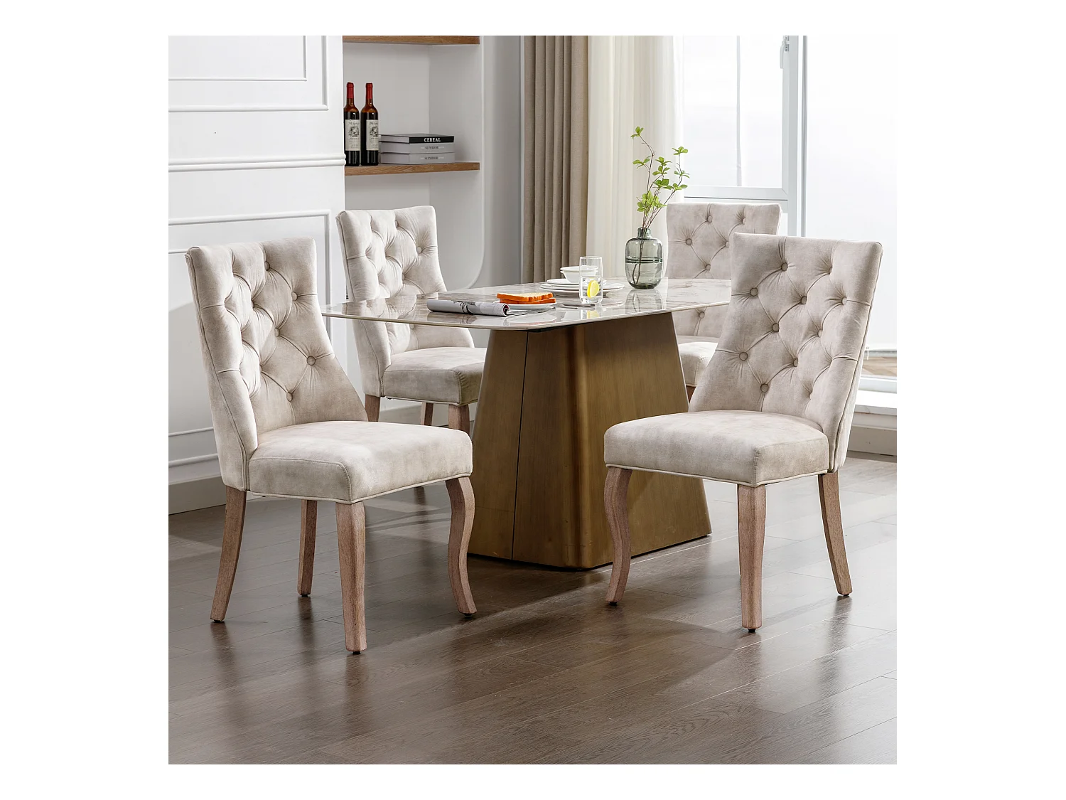 Lot de 4 chaises en velours beige clair avec pieds en bois courbés, boutons décoratifs