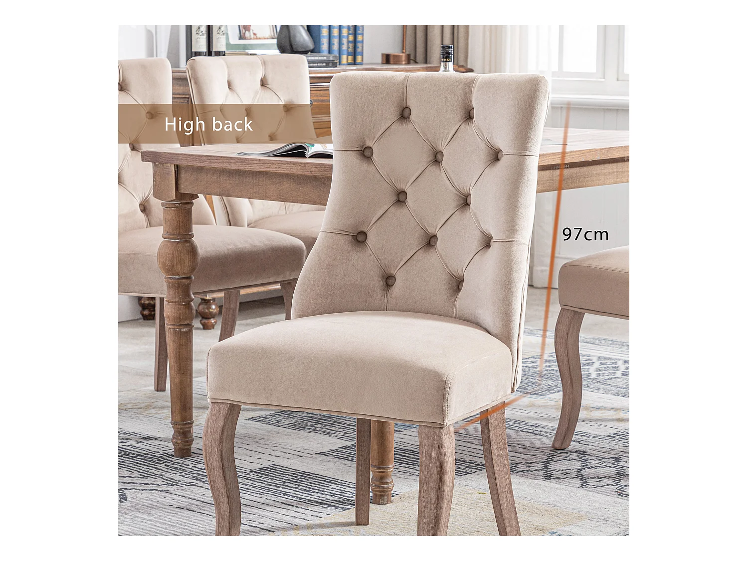 Set van 4 beige fluwelen stoelen met gebogen houten poten en decoratieve knopen