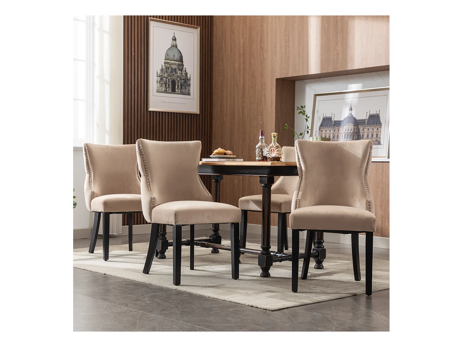 Set van 4 beige fluwelen stoelen met zwarte houten poten, decoratieve knopen en zilveren klinknagels
