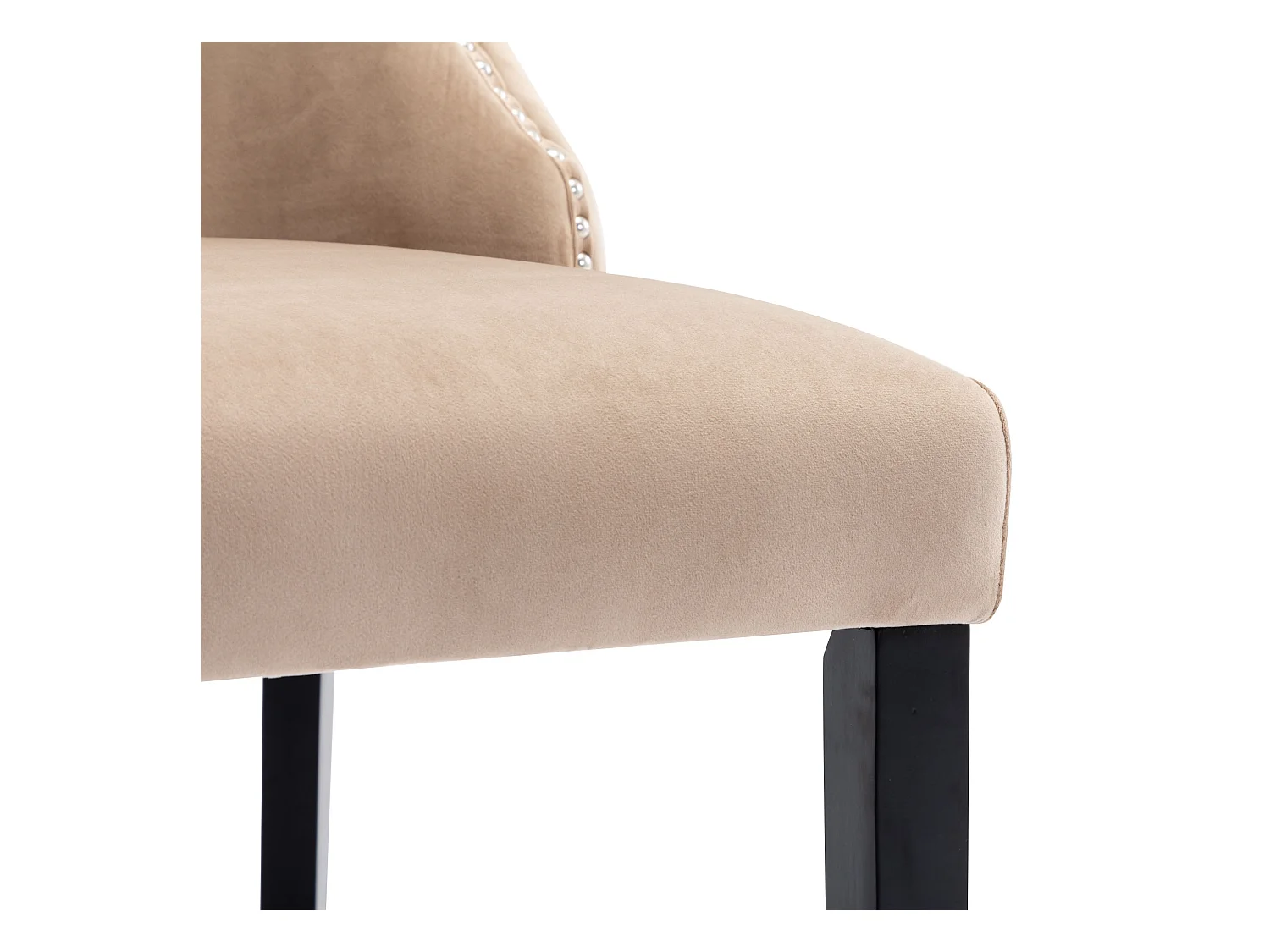 Set van 4 beige fluwelen stoelen met zwarte houten poten, decoratieve knopen en zilveren klinknagels