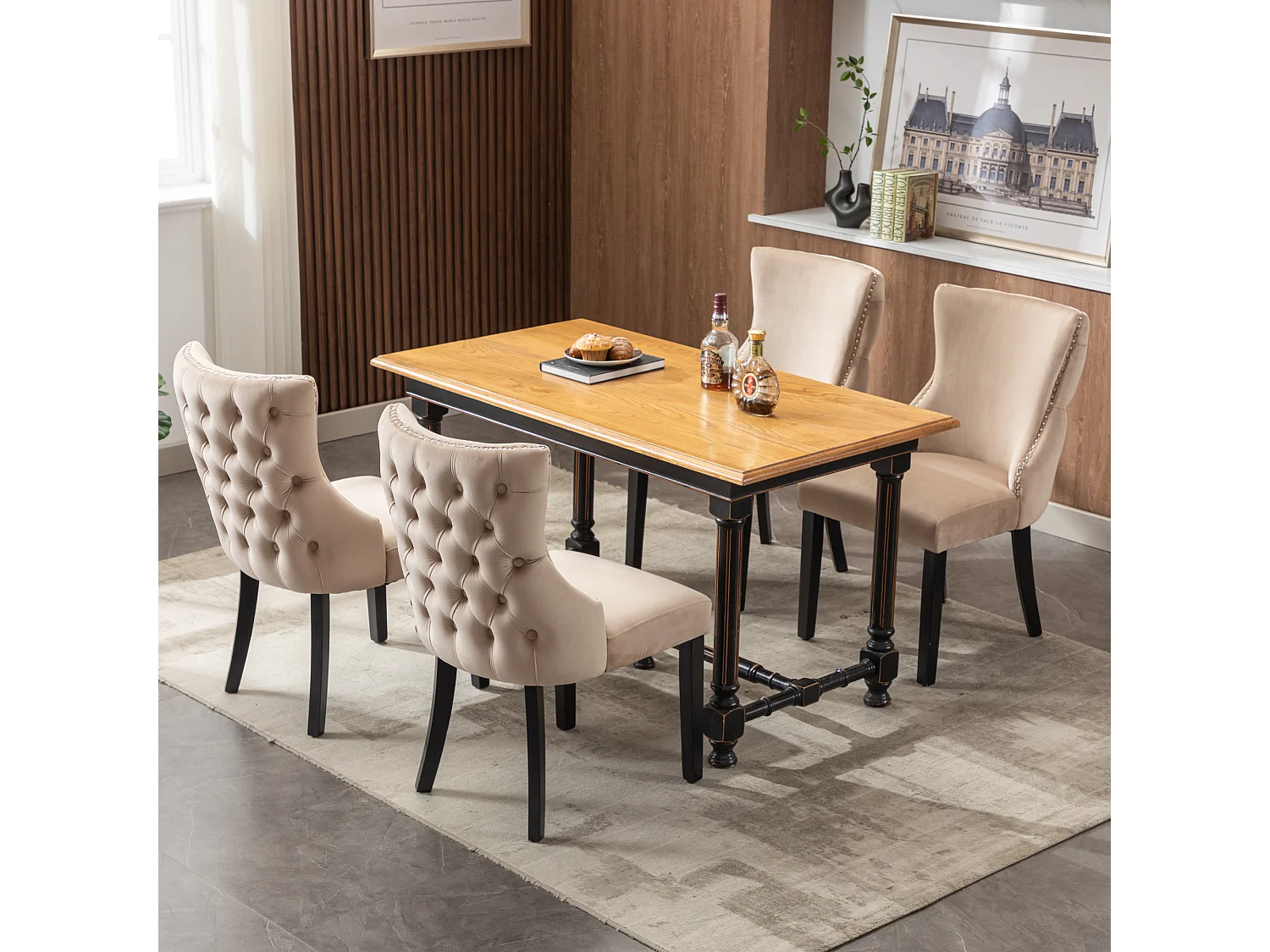 Set di 4 sedie in velluto beige con gambe in legno nero, bottoni decorativi e rivetti argentati