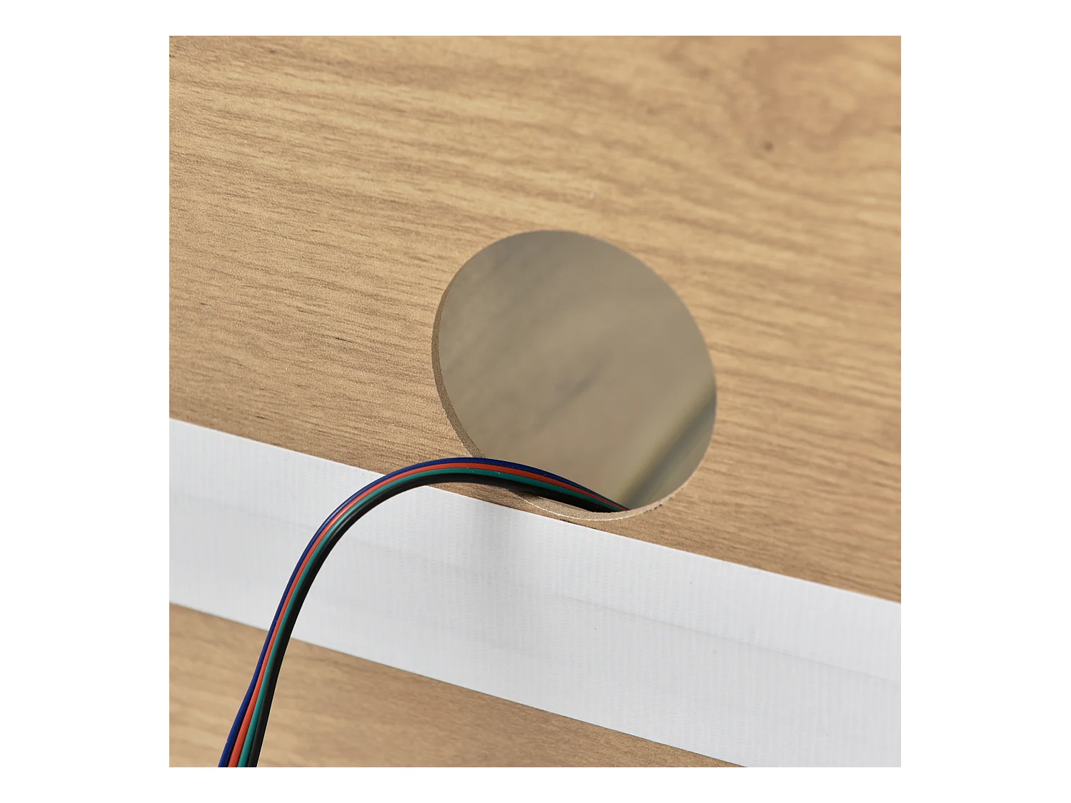 Buffet 140x35x80 cm LED avec 3 portes 3 tiroirs et verre décoratif - meuble de rangement - bois - marron