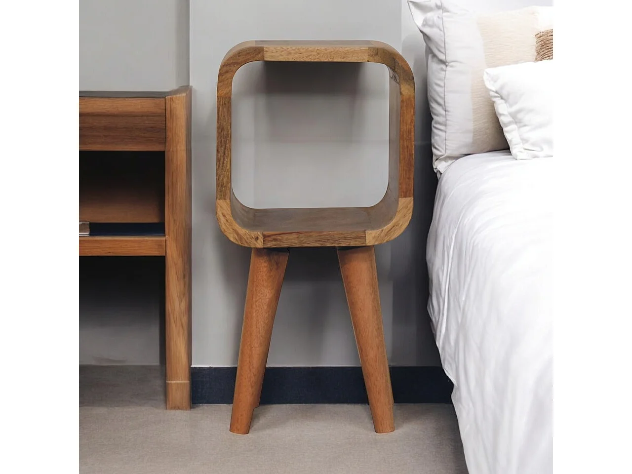 Table de chevet Extra Mini Minimaliste courbée Artisan Furniture finition chêne, 1 compartiment ouvert, marron