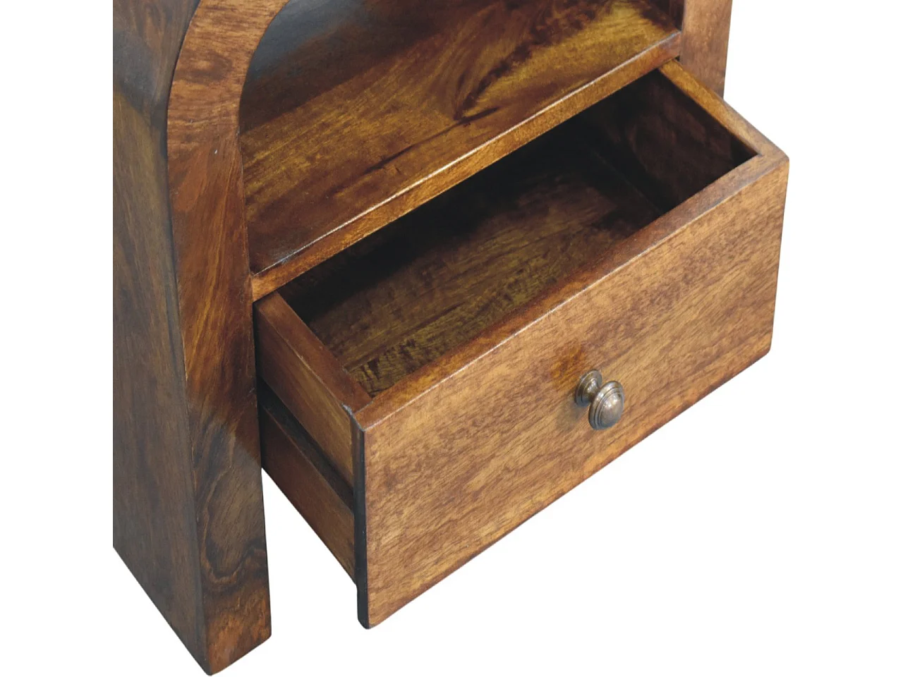 Artisan Furniture nattbord i heltre, Darcy, i kastanje, 1 skuff og åpen hylle, mørkebrun