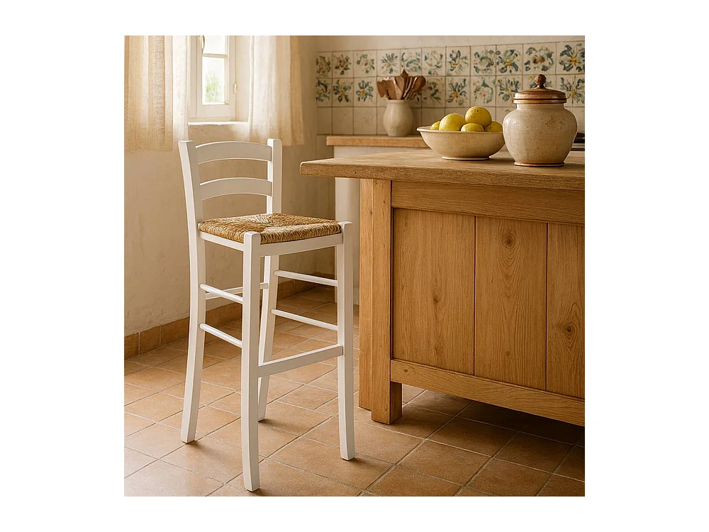 Paire de tabourets en bois blanc de 80 cm de haut avec dossier et assise en paille
