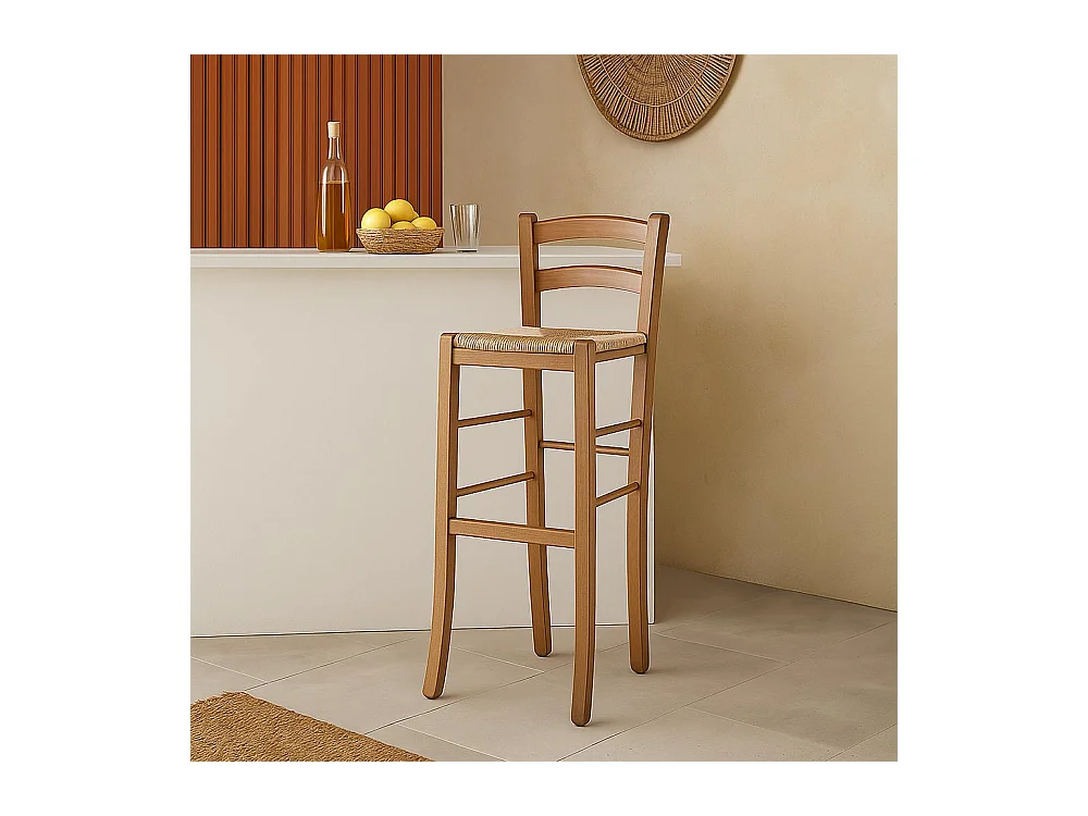 Lot de 2 tabourets de bar de 80 cm de haut en bois de noyer clair avec dossier et assise en paille.