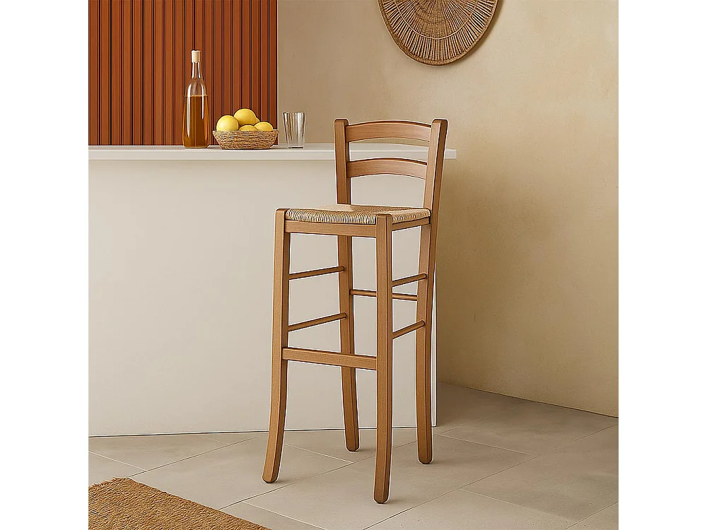 Lot de 2 tabourets de bar de 80 cm de haut en bois de noyer clair avec dossier et assise en paille.