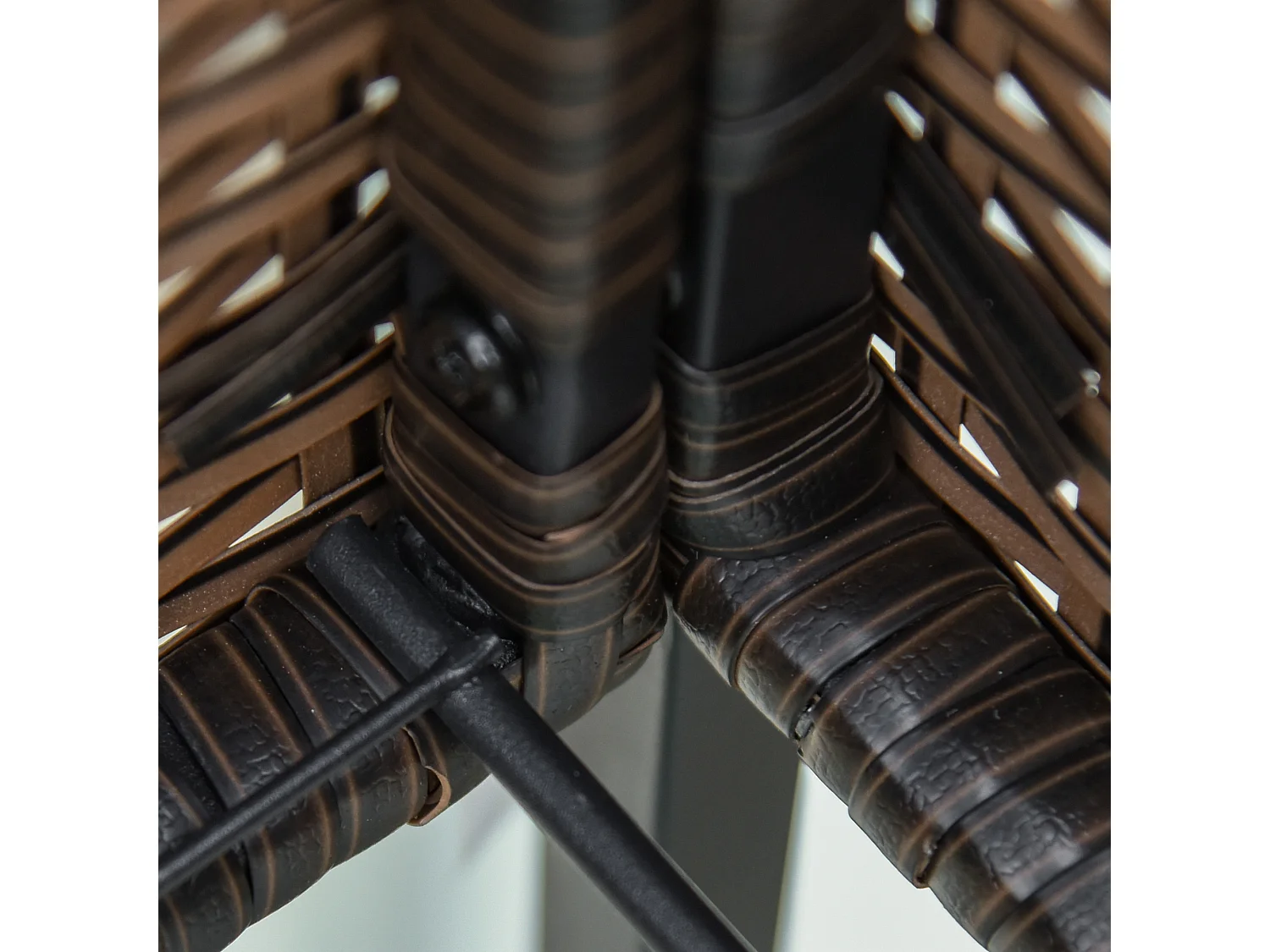 Giardino rialzato fioriera effetto vimini con ripiano metallo marrone