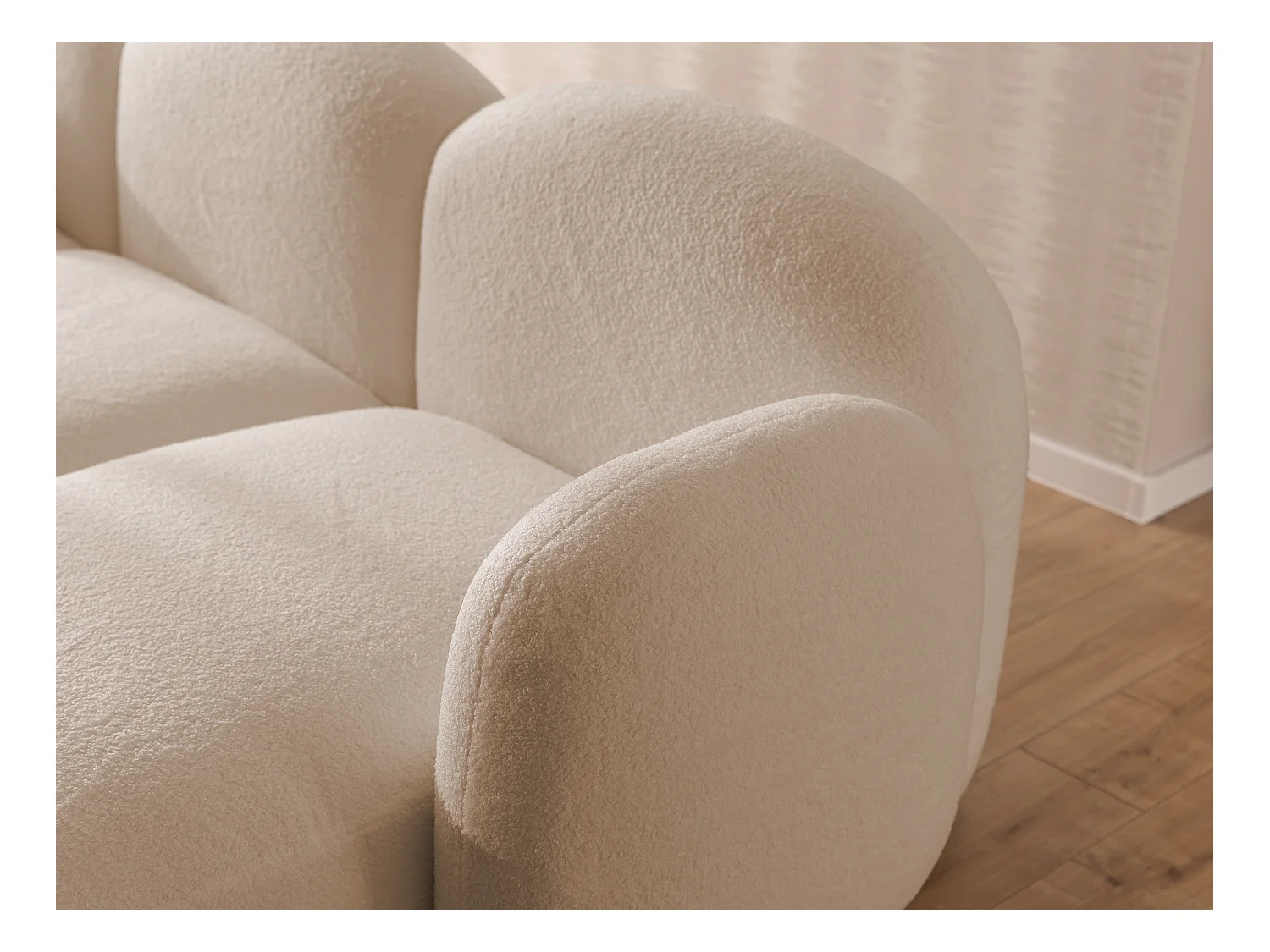 Nuvola - Moderne Wohnlandschaft aus Hellbeige Bouclé mit abgerundetem Design und hohem Sitzkomfort