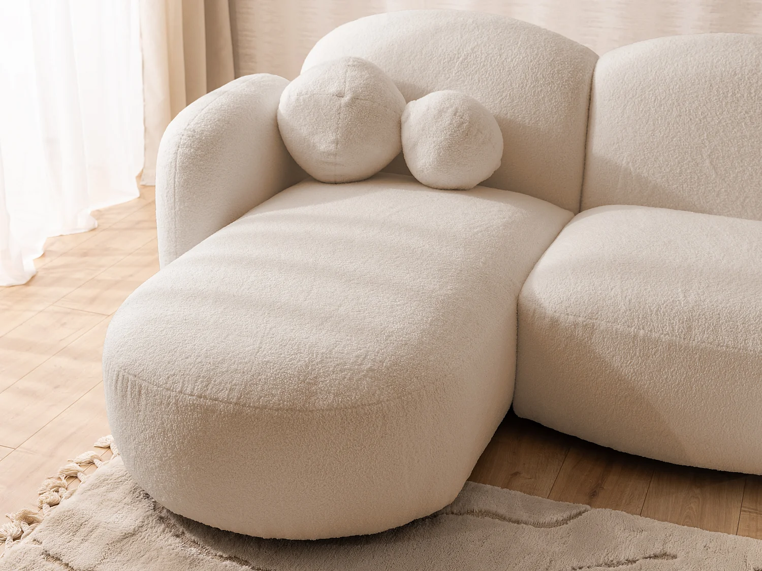 Nuvola - Moderne Wohnlandschaft aus Hellbeige Bouclé mit abgerundetem Design und hohem Sitzkomfort