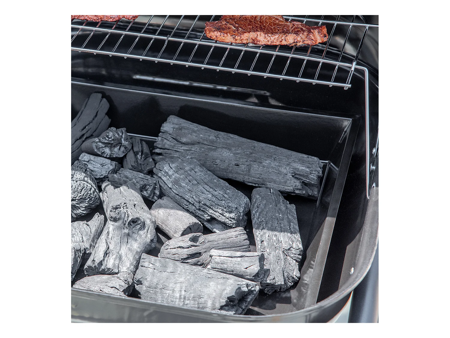 Barbecue a carbone con coperchio ripiani ruote e utensili nero