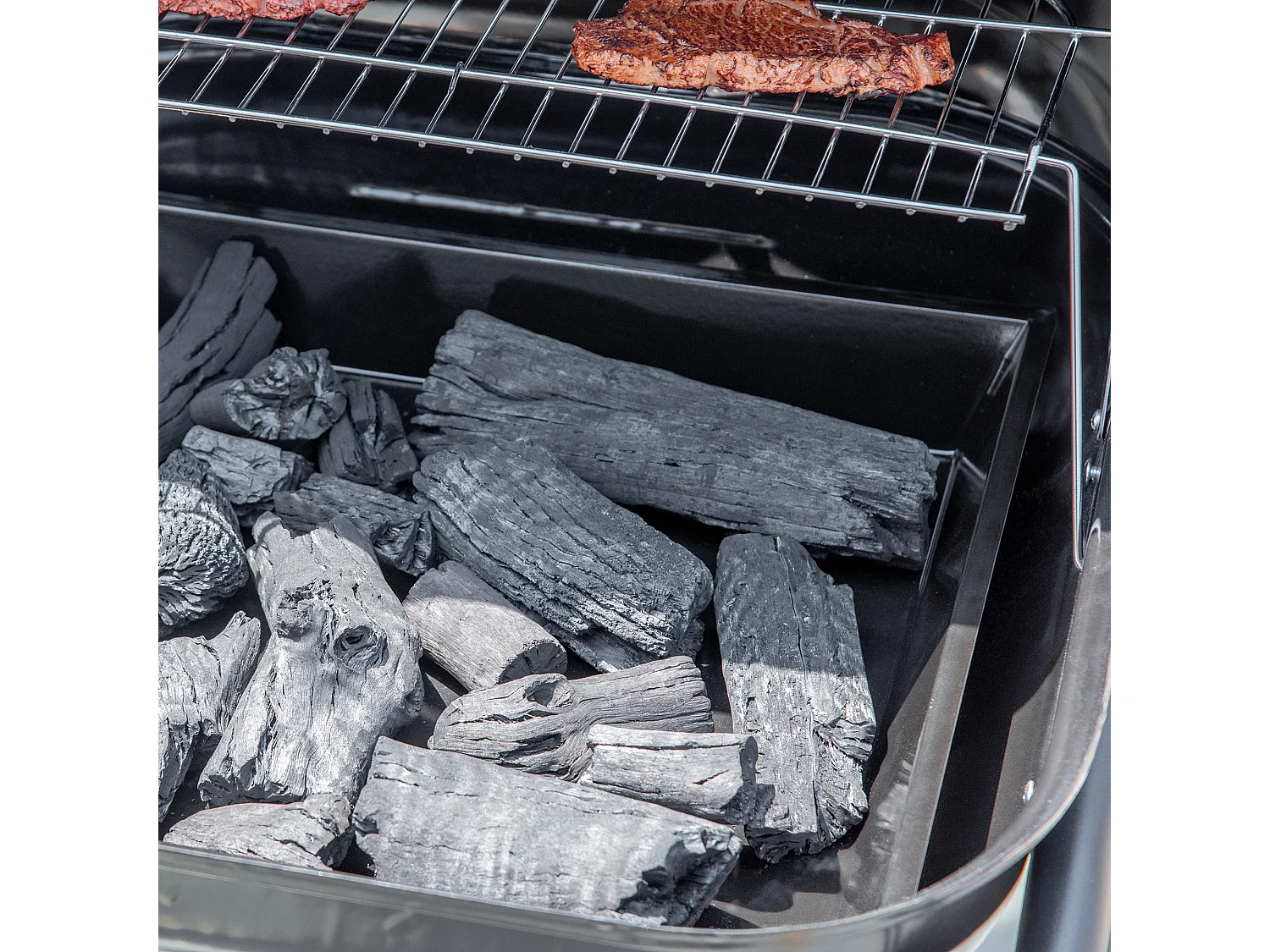 Barbecue a carbone con coperchio ripiani ruote e utensili nero