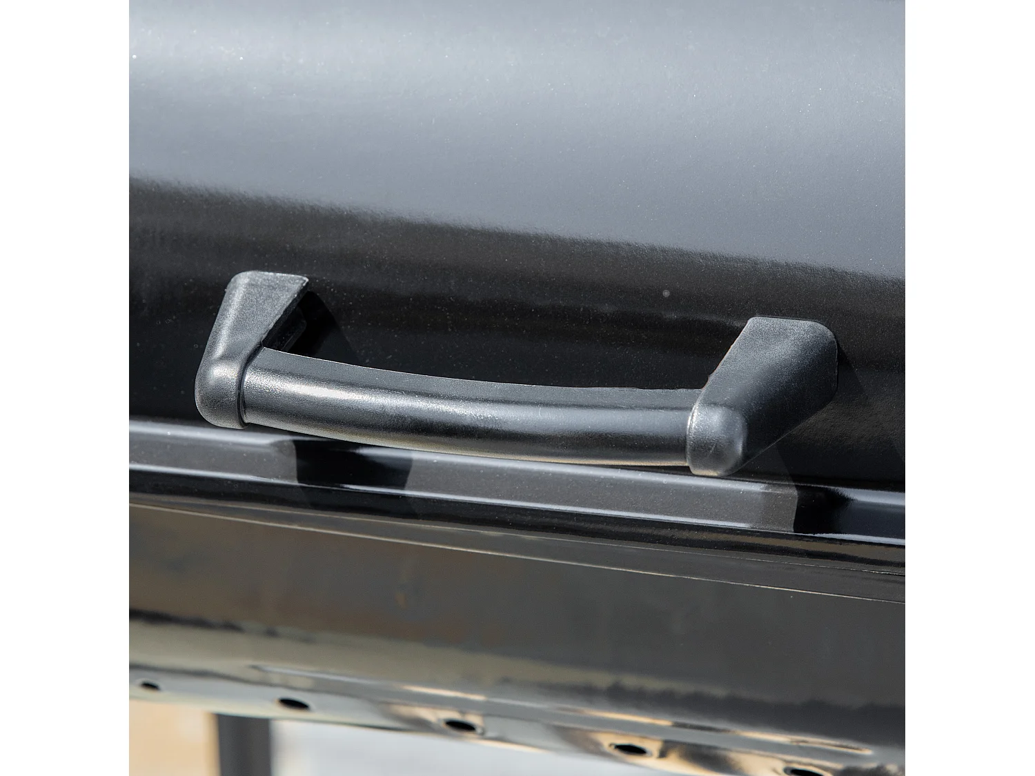 Barbecue a carbone con coperchio ripiani ruote e utensili nero