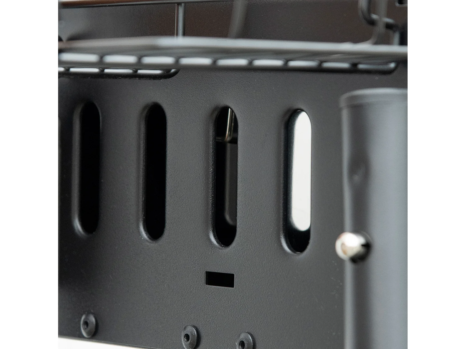 Barbecue a carbonella con 2 griglie e cestini laterali nero