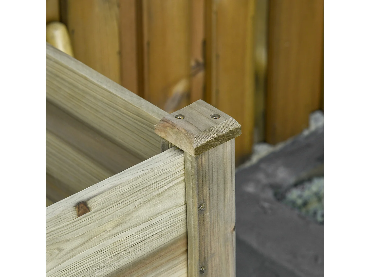 Fioriera rialzata in legno con gambe e ripiano inferiore