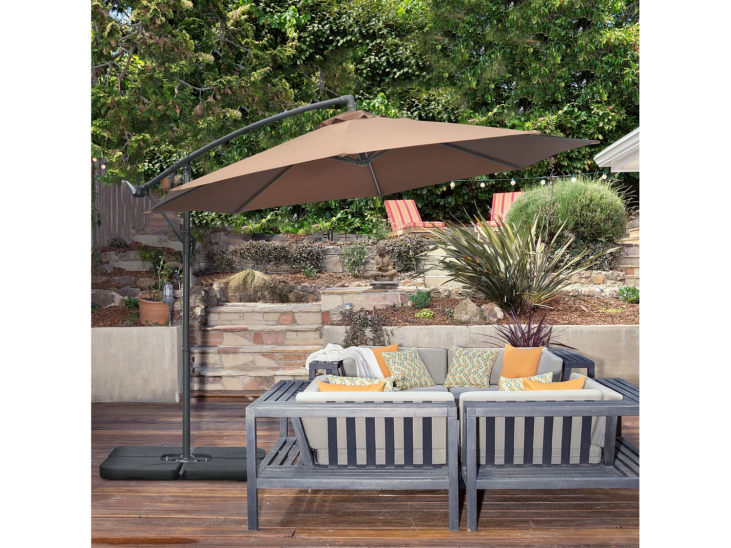 Ombrellone decentrato con manovella, base a croce e pesi color caffè