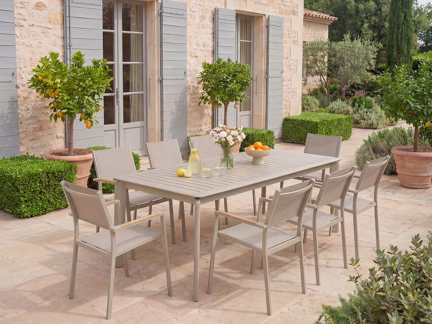 Salle à manger de jardin en aluminium : une table extensible L.205/286.5 cm et 8 fauteuils empilables - Taupe - MACILA de MYLIA