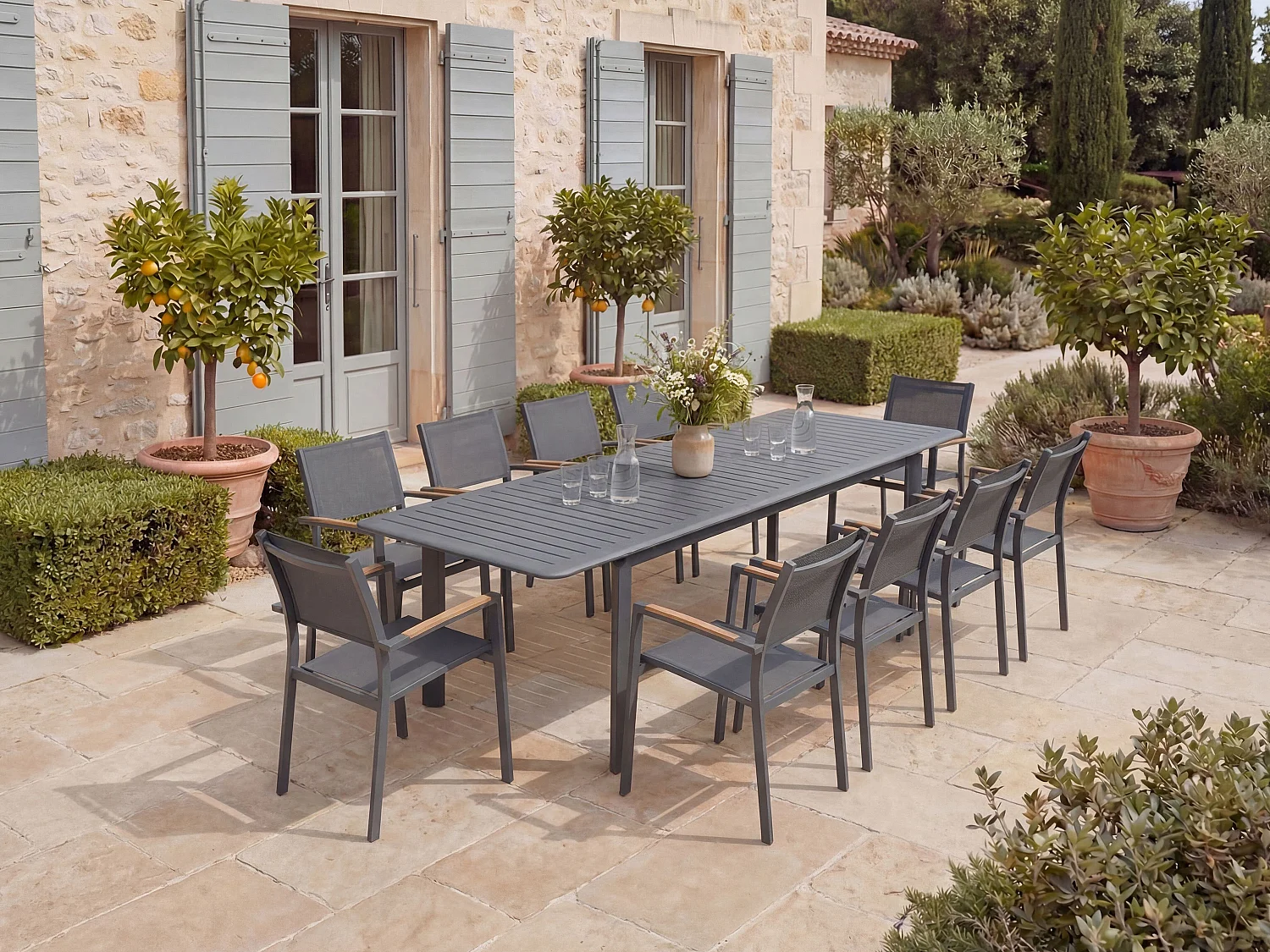 Salle à manger de jardin en aluminium : une table extensible L.205/286.5 cm et 10 fauteuils empilables - Anthracite - MACILA de MYLIA