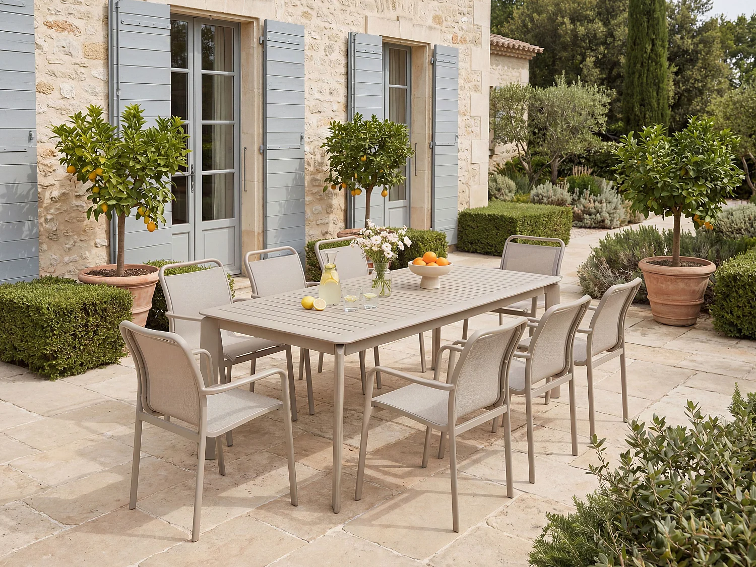 Salle à manger de jardin en aluminium : une table extensible L.205/286.5 cm et 8 fauteuils empilables - Taupe - VELYRA de MYLIA