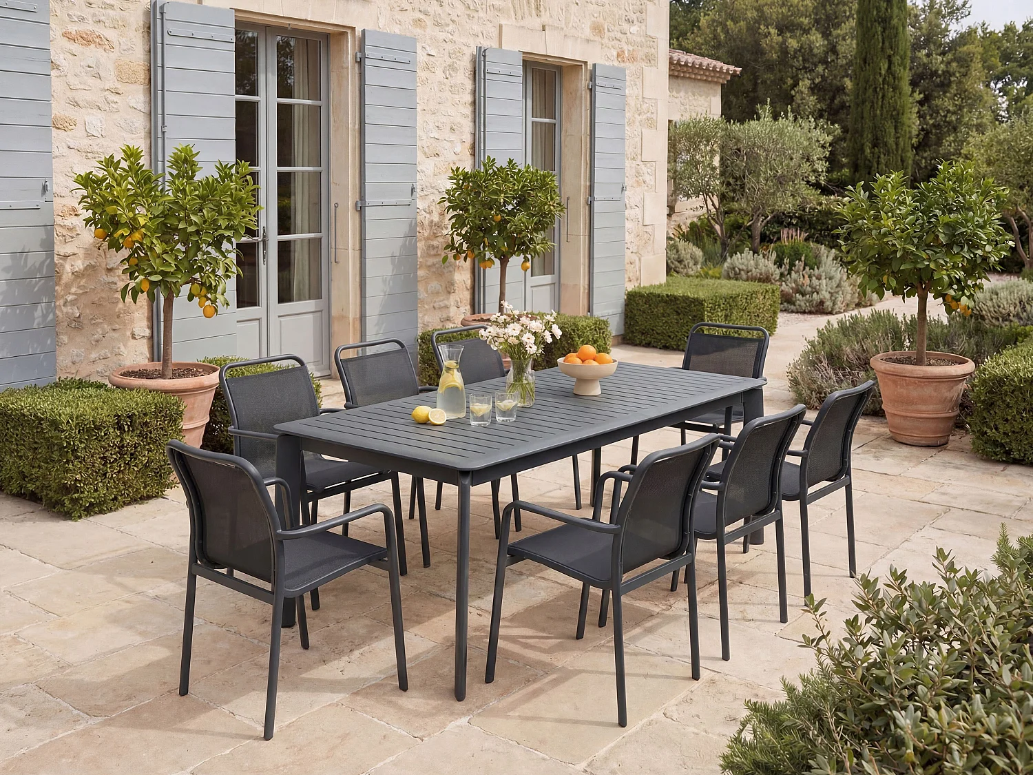 Salle à manger de jardin en aluminium : une table extensible L.205/286.5 cm et 8 fauteuils empilables - Gris foncé - VELYRA de MYLIA