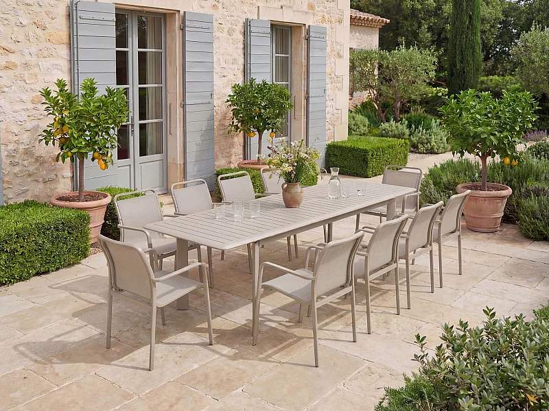 Salle à manger de jardin en aluminium : une table extensible L.205/286.5 cm et 10 fauteuils empilables - Taupe - VELYRA de MYLIA