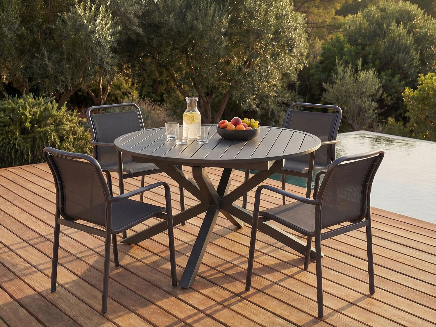 Salle à manger de jardin en aluminium : une table ronde extensible L.150/200 cm et 4 fauteuils empilables - Anthracite - VELYRA de MYLIA