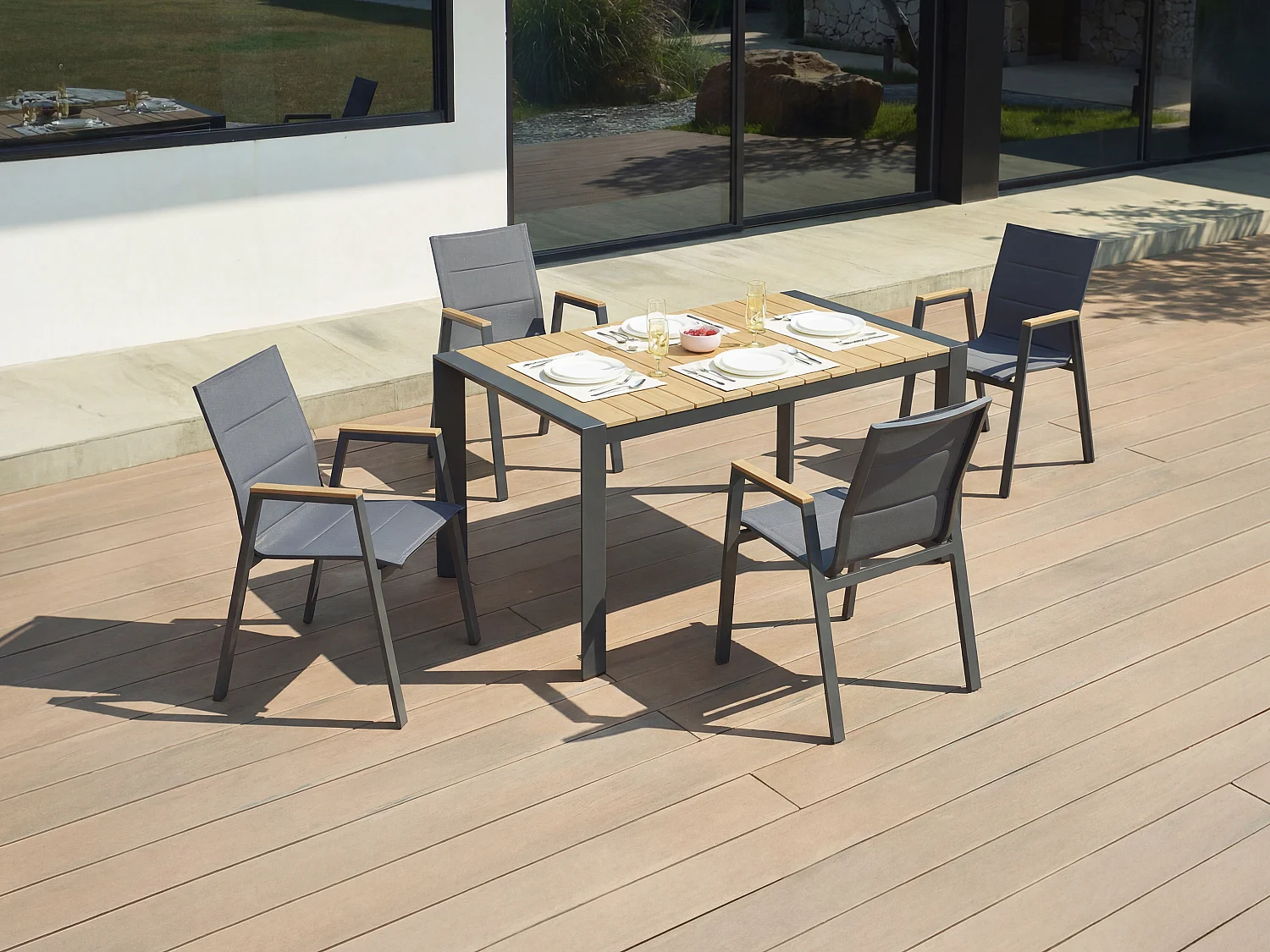 Salle à manger de jardin en aluminium : une table L.150 cm et 4 fauteuils empilables - Naturel clair et anthracite - LIOUS de MYLIA