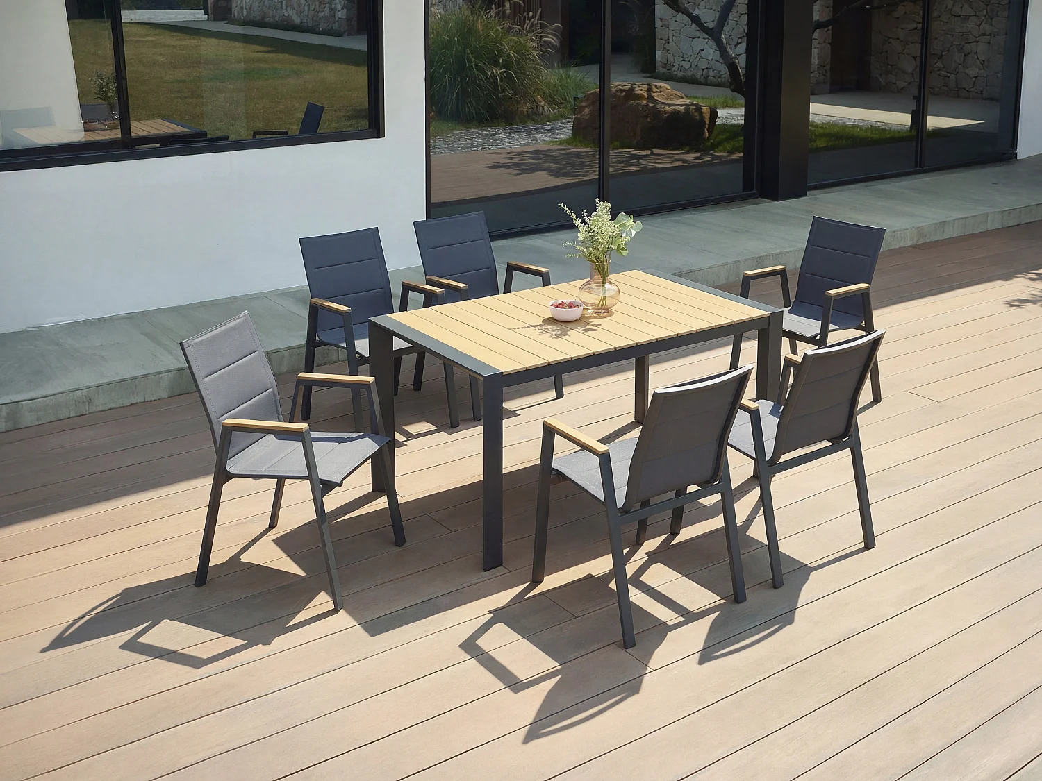Salle à manger de jardin en aluminium : une table L.150 cm et 6 fauteuils empilables - Naturel clair et anthracite - LIOUS de MYLIA