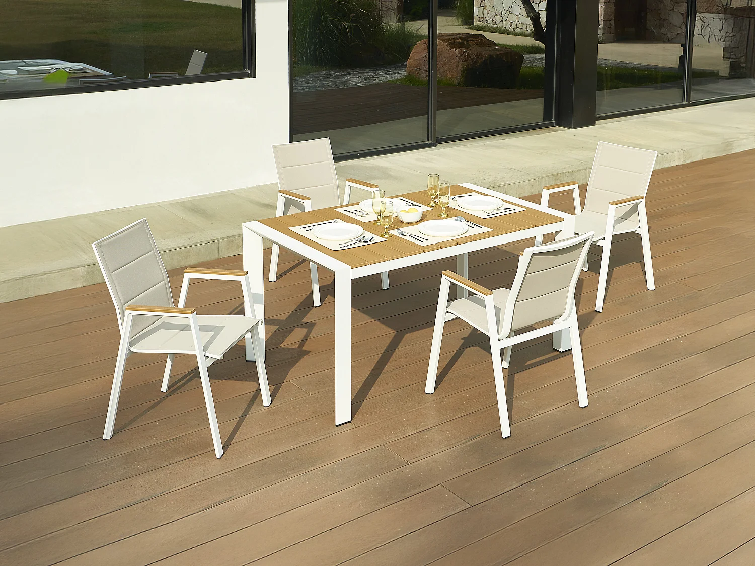 Salle à manger de jardin en aluminium : une table L.150 cm et 4 fauteuils empilables - Naturel clair et blanc - LIOUS de MYLIA