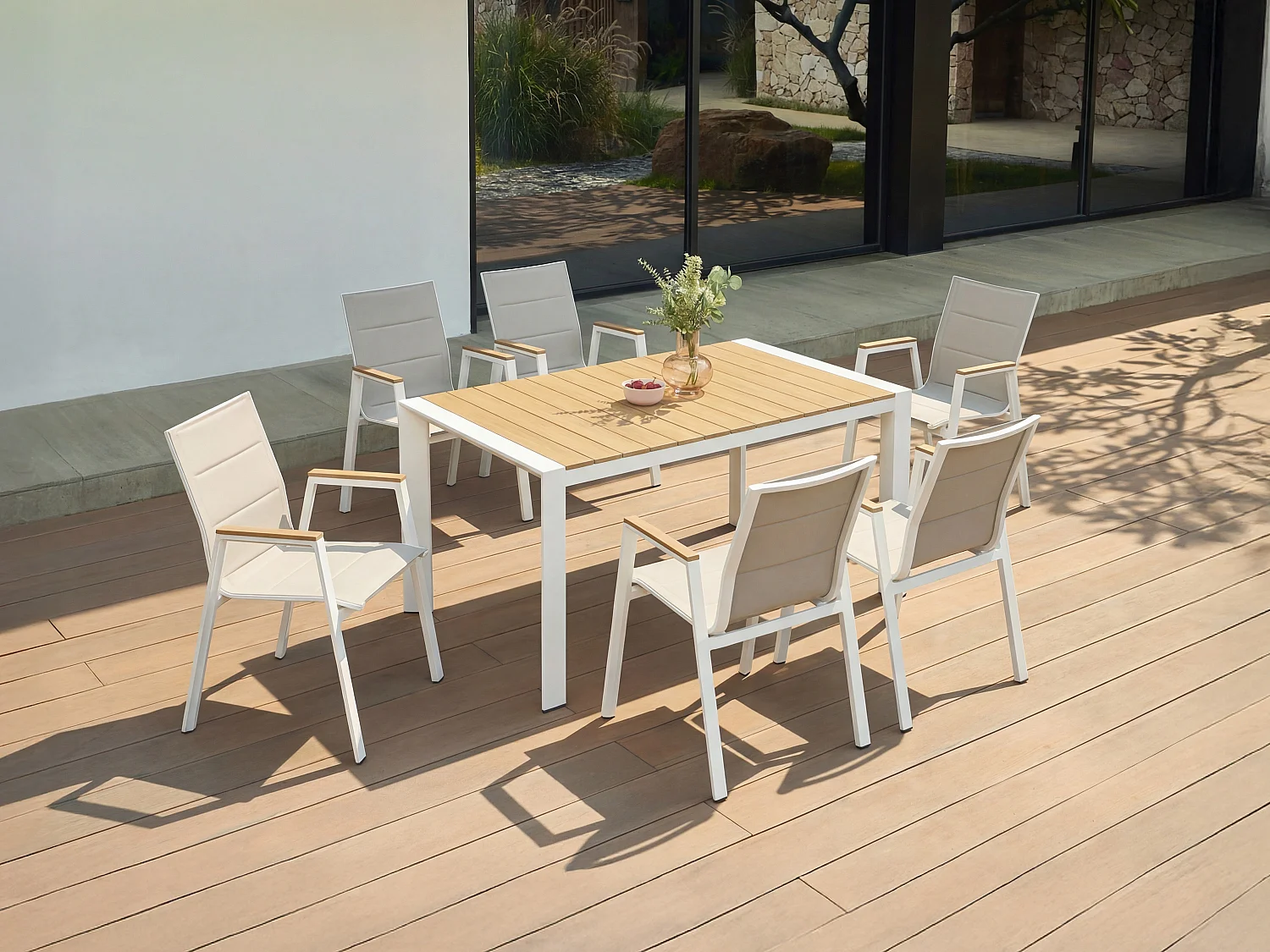 Salle à manger de jardin en aluminium : une table L.150 cm et 6 fauteuils empilables - Naturel clair et blanc - LIOUS de MYLIA