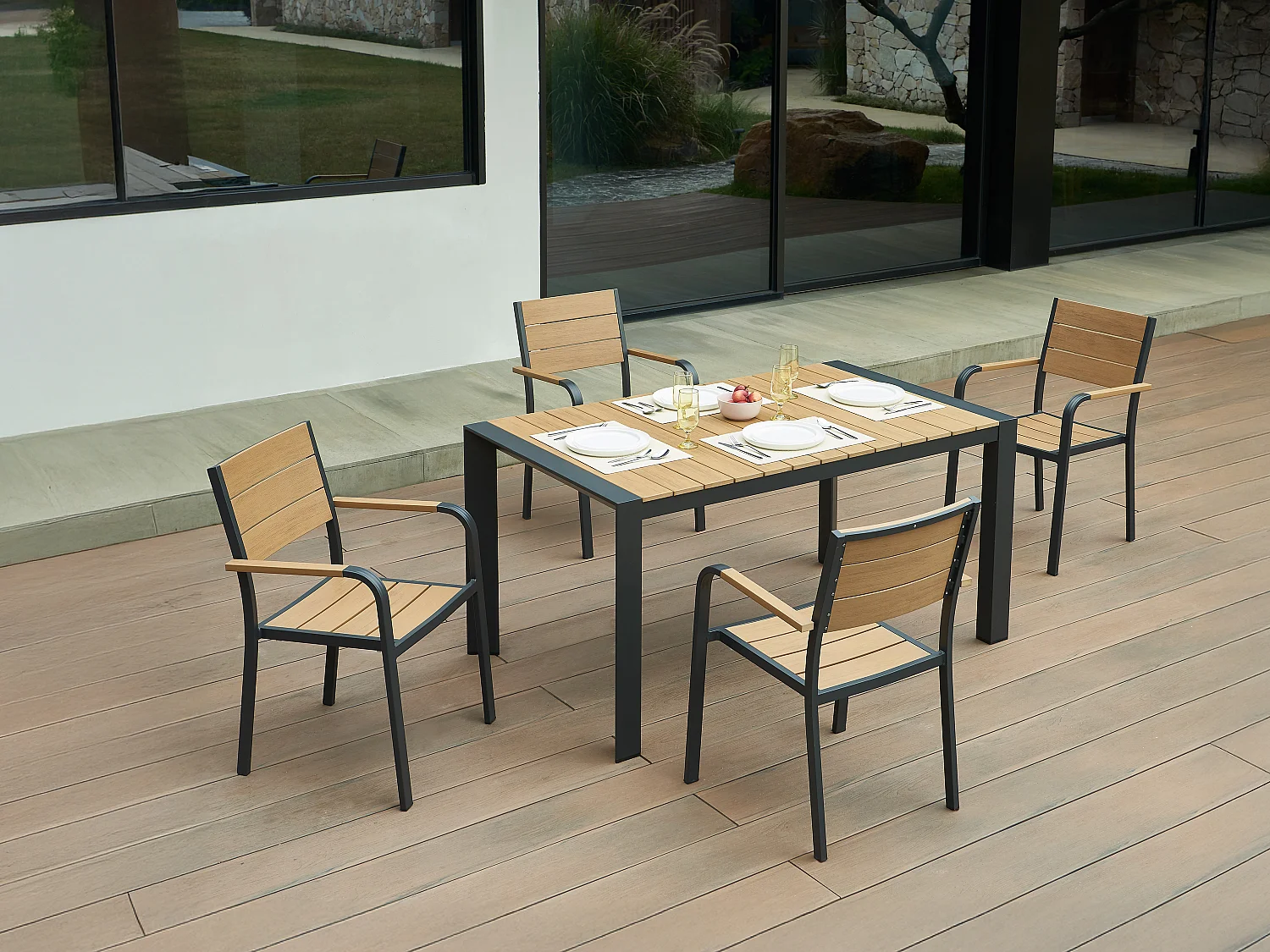 Salle à manger de jardin en aluminium : une table L.150 cm et 4 fauteuils empilables - Naturel clair et anthracite - NYROS de MYLIA